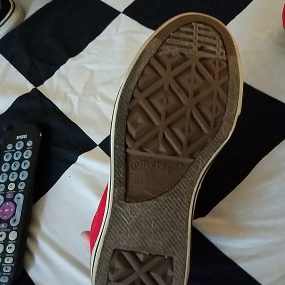 Red converse - Picture 3 of 3